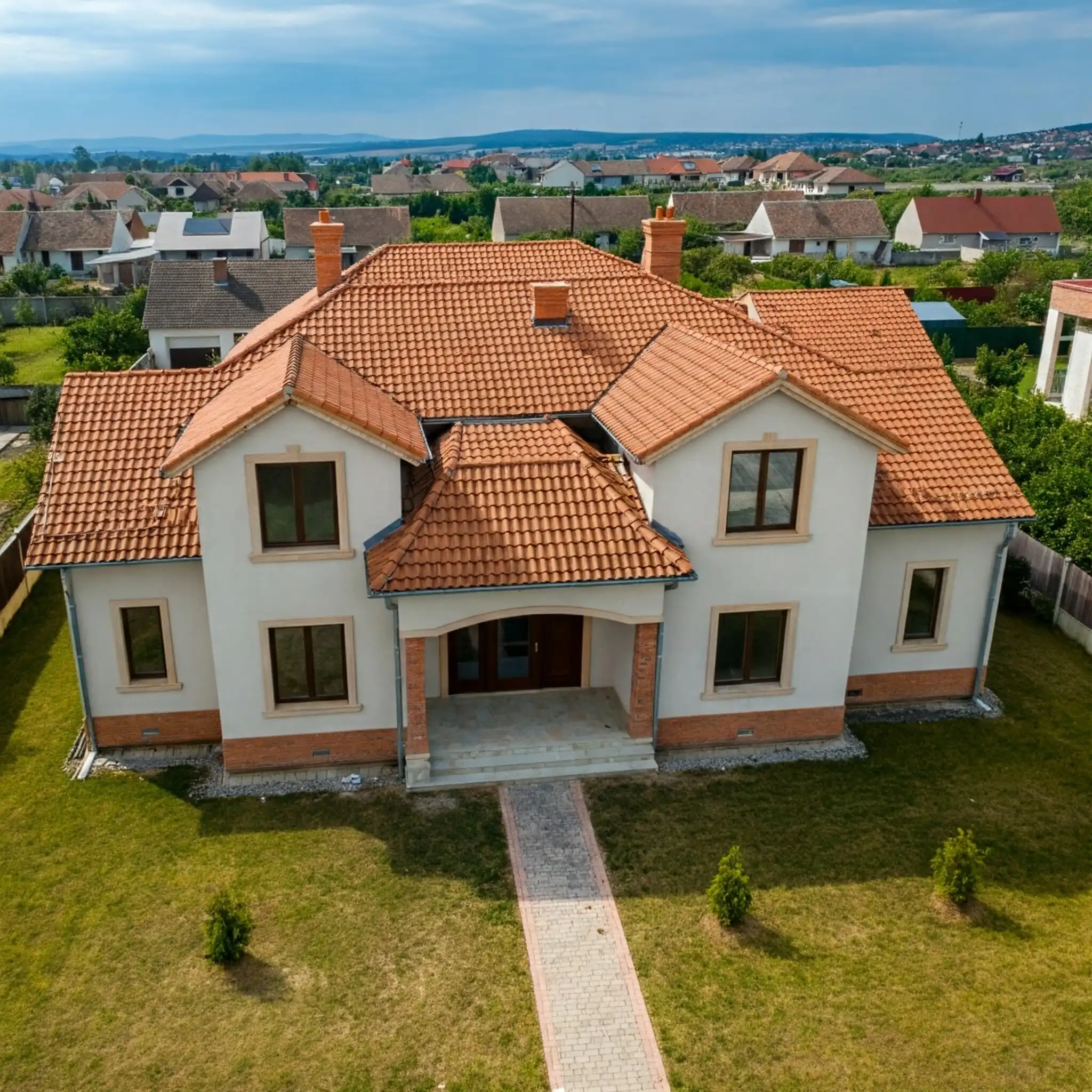 autonómia, családi ház, családi ház előnyei, családi ház építés, családi ház hátrányai, ingatlan, kert, költözés, közüzemi díjak, kút, lépcső, otthon, pince, szabadság, telek, tűzbiztonság, város vs vidék, vidéki élet