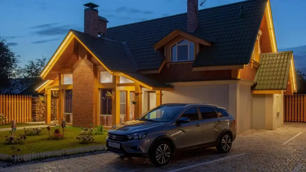 autonómia, családi ház, családi ház előnyei, családi ház építés, családi ház hátrányai, ingatlan, kert, költözés, közüzemi díjak, kút, lépcső, otthon, pince, szabadság, telek, tűzbiztonság, város vs vidék, vidéki élet