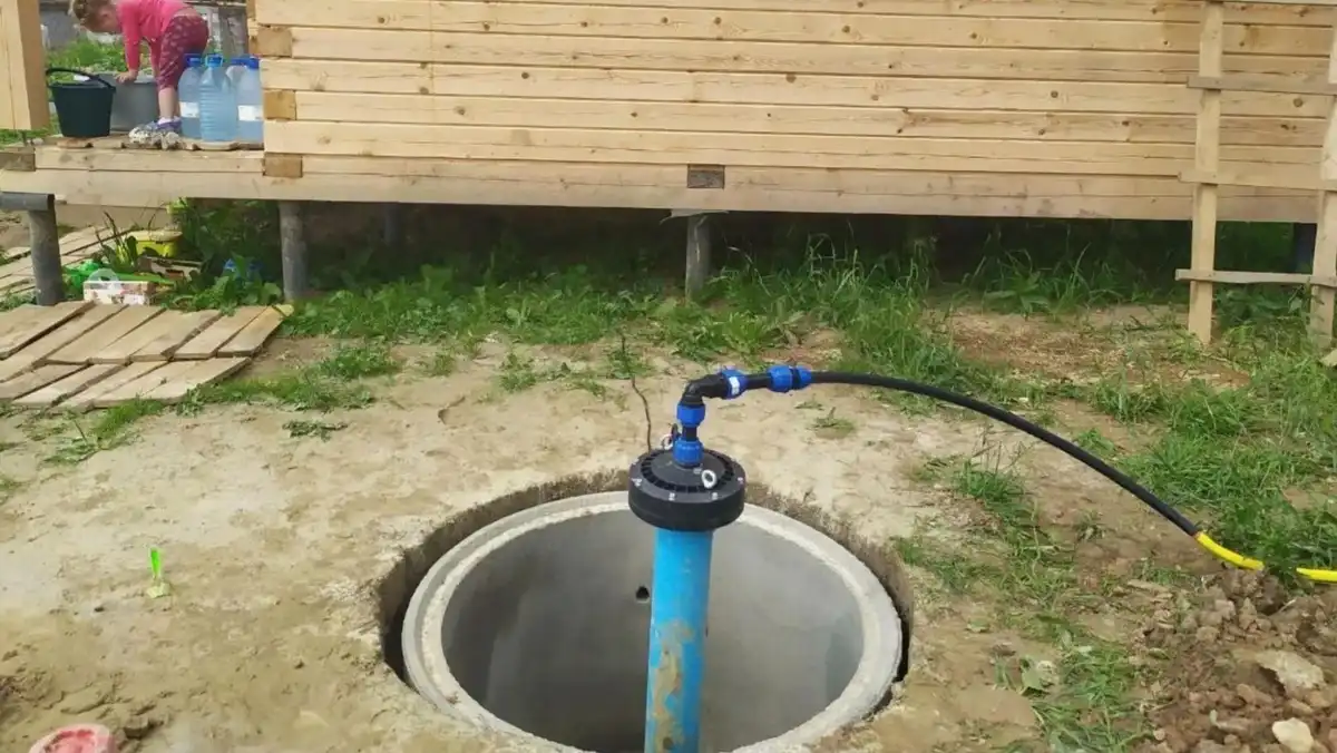 autonómia, családi ház, családi ház előnyei, családi ház építés, családi ház hátrányai, ingatlan, kert, költözés, közüzemi díjak, kút, lépcső, otthon, pince, szabadság, telek, tűzbiztonság, város vs vidék, vidéki élet