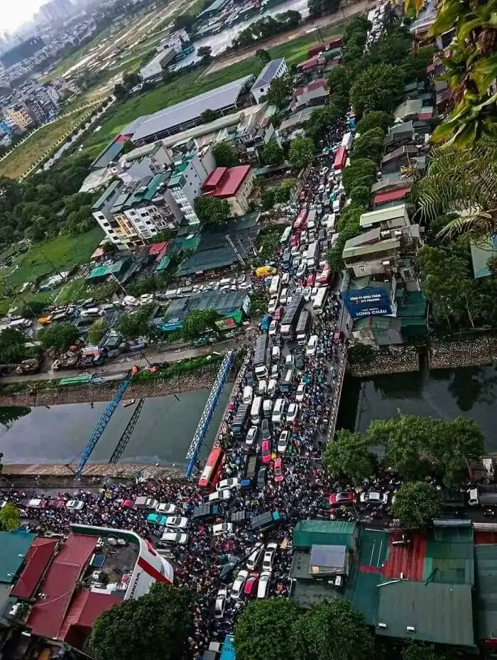 Csungking, építészet, galéria, Hanoi, Hong Kong, Manila, Mexikóváros, New York, Norilszk, nyomornegyedek, Port-au-Prince, szociológia, Szöul, Teherán, Tokió, urbanisztika, városi élet, városi pokol, zsúfolt városok