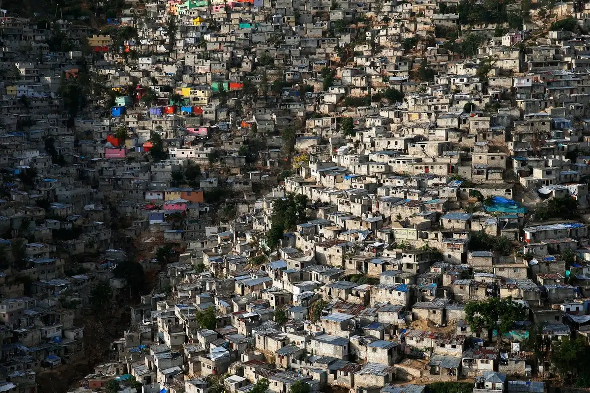 Csungking, építészet, galéria, Hanoi, Hong Kong, Manila, Mexikóváros, New York, Norilszk, nyomornegyedek, Port-au-Prince, szociológia, Szöul, Teherán, Tokió, urbanisztika, városi élet, városi pokol, zsúfolt városok