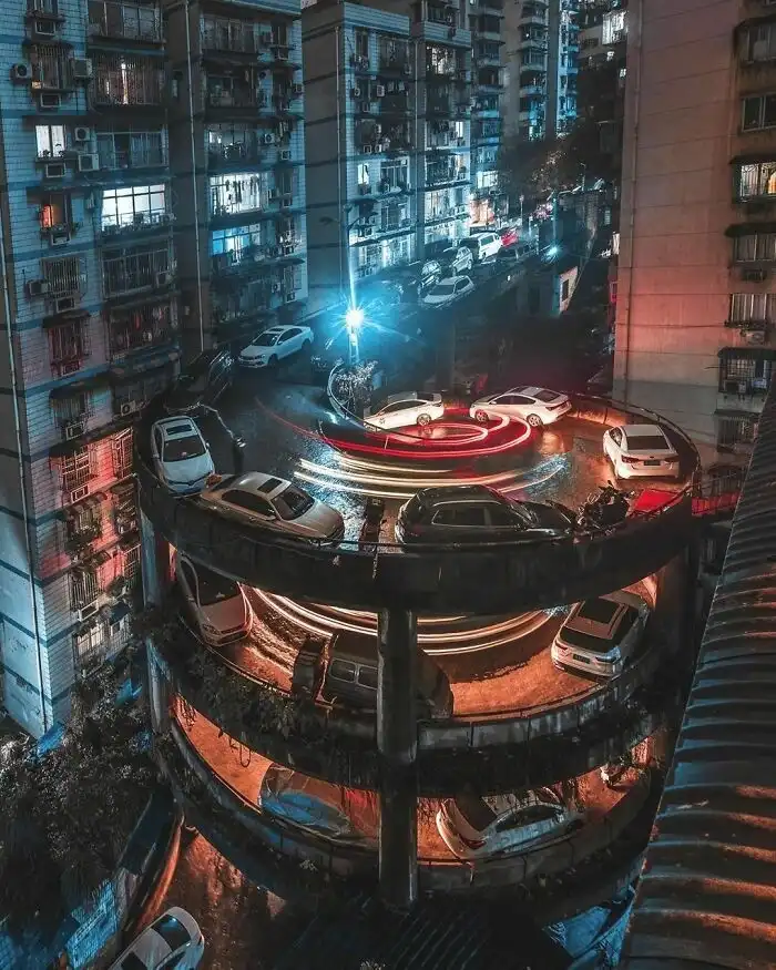 Csungking, építészet, galéria, Hanoi, Hong Kong, Manila, Mexikóváros, New York, Norilszk, nyomornegyedek, Port-au-Prince, szociológia, Szöul, Teherán, Tokió, urbanisztika, városi élet, városi pokol, zsúfolt városok