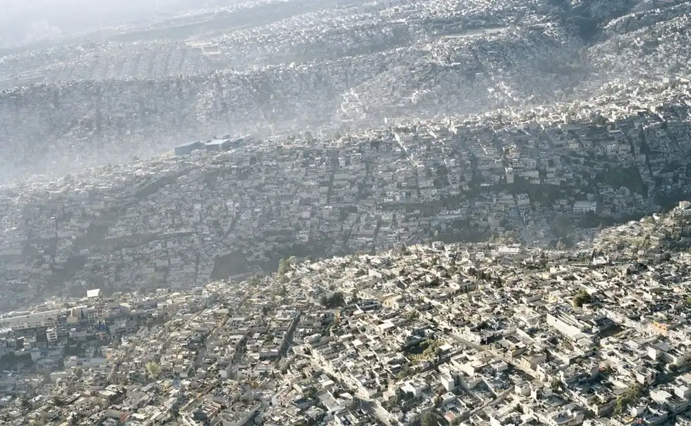 Csungking, építészet, galéria, Hanoi, Hong Kong, Manila, Mexikóváros, New York, Norilszk, nyomornegyedek, Port-au-Prince, szociológia, Szöul, Teherán, Tokió, urbanisztika, városi élet, városi pokol, zsúfolt városok
