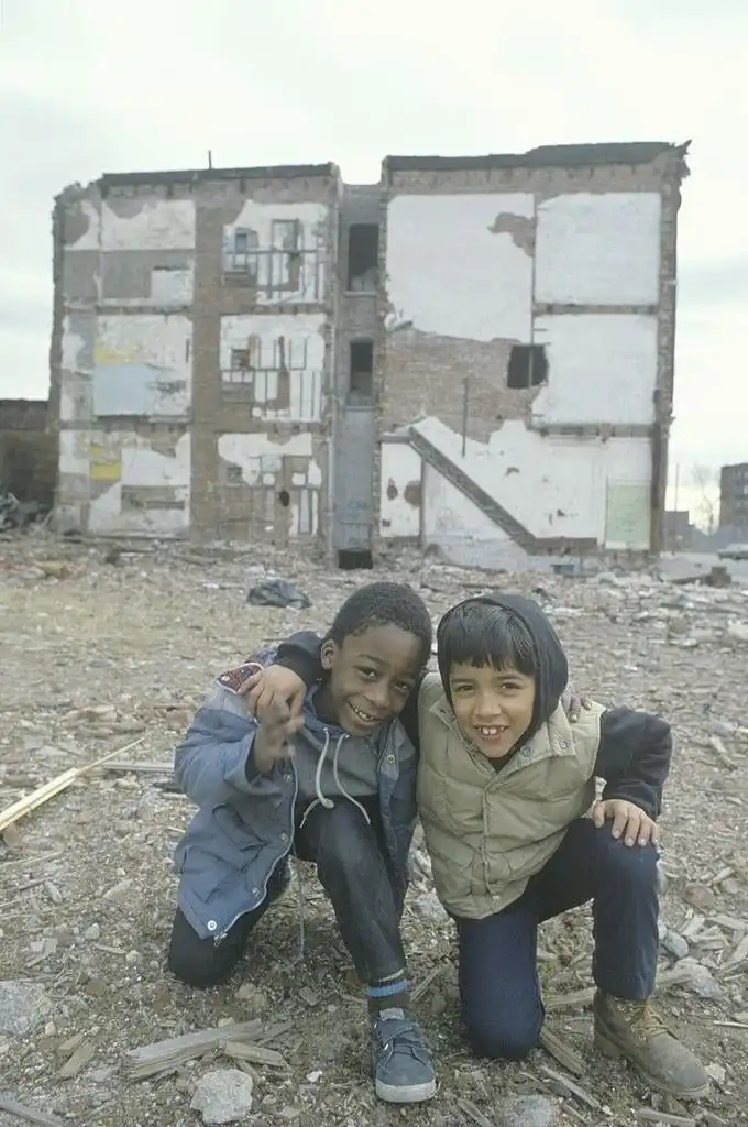Csungking, építészet, galéria, Hanoi, Hong Kong, Manila, Mexikóváros, New York, Norilszk, nyomornegyedek, Port-au-Prince, szociológia, Szöul, Teherán, Tokió, urbanisztika, városi élet, városi pokol, zsúfolt városok