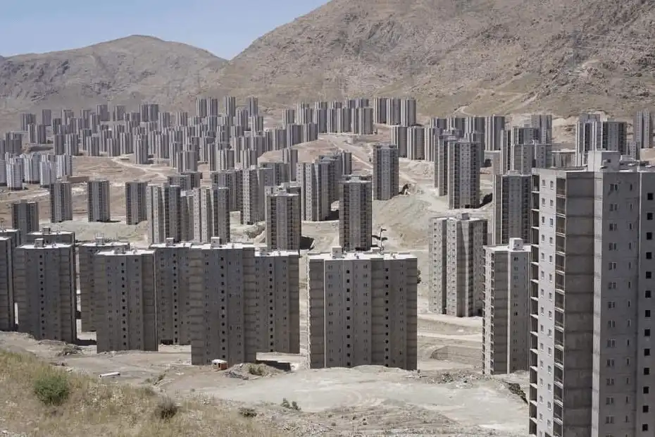 Csungking, építészet, galéria, Hanoi, Hong Kong, Manila, Mexikóváros, New York, Norilszk, nyomornegyedek, Port-au-Prince, szociológia, Szöul, Teherán, Tokió, urbanisztika, városi élet, városi pokol, zsúfolt városok