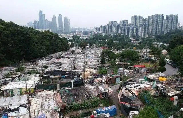 Csungking, építészet, galéria, Hanoi, Hong Kong, Manila, Mexikóváros, New York, Norilszk, nyomornegyedek, Port-au-Prince, szociológia, Szöul, Teherán, Tokió, urbanisztika, városi élet, városi pokol, zsúfolt városok