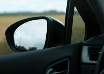 Miért van függőleges csík az autó visszapillantó tükrén?