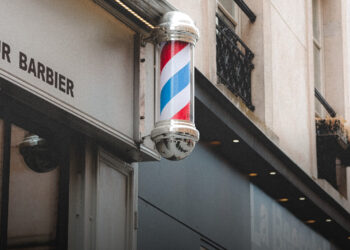 Miért akasztanak ki forgó oszlopokat a modern fodrászatok ajtaja elé?