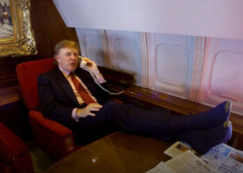 Miért teszik az amerikaiak a lábukat az asztalra? Egyszerűen elmagyarázom