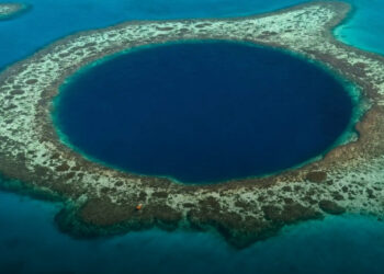Mi történik, ha beledobsz egy acélgolyót a Mariana-árokba?