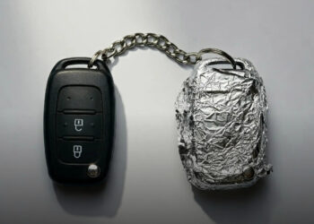 Miért tanácsolják sok helyen, hogy csomagoljuk alufóliába a kocsikulcsokat?