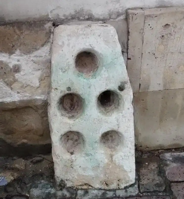 ablak, ellenséges építészet, építészet, építészeti emlékek, európa, felfedezés, kerékütköző, Rejtett városi kincsek, sárkaparó, találat, történelem, történelmi érdekességek
