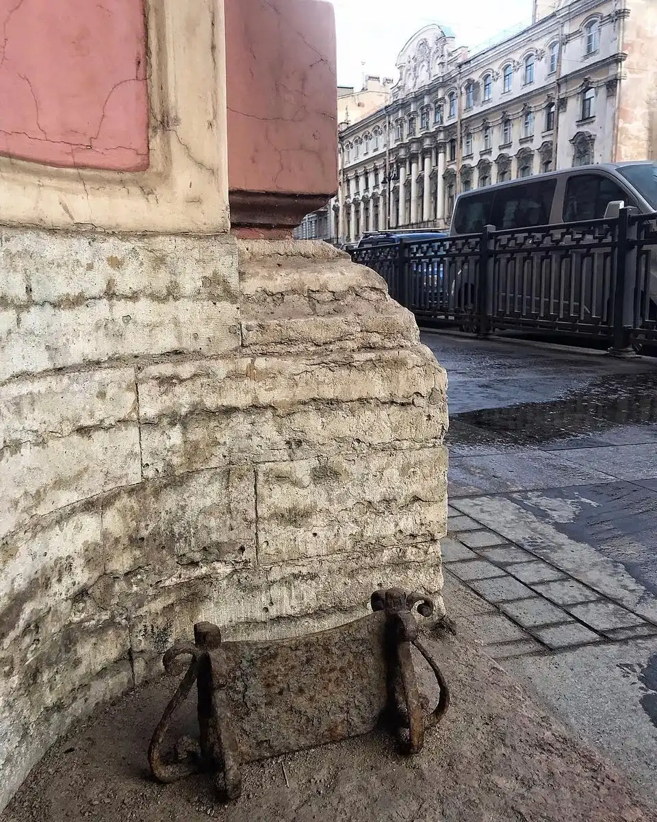 ablak, ellenséges építészet, építészet, építészeti emlékek, európa, felfedezés, kerékütköző, Rejtett városi kincsek, sárkaparó, találat, történelem, történelmi érdekességek