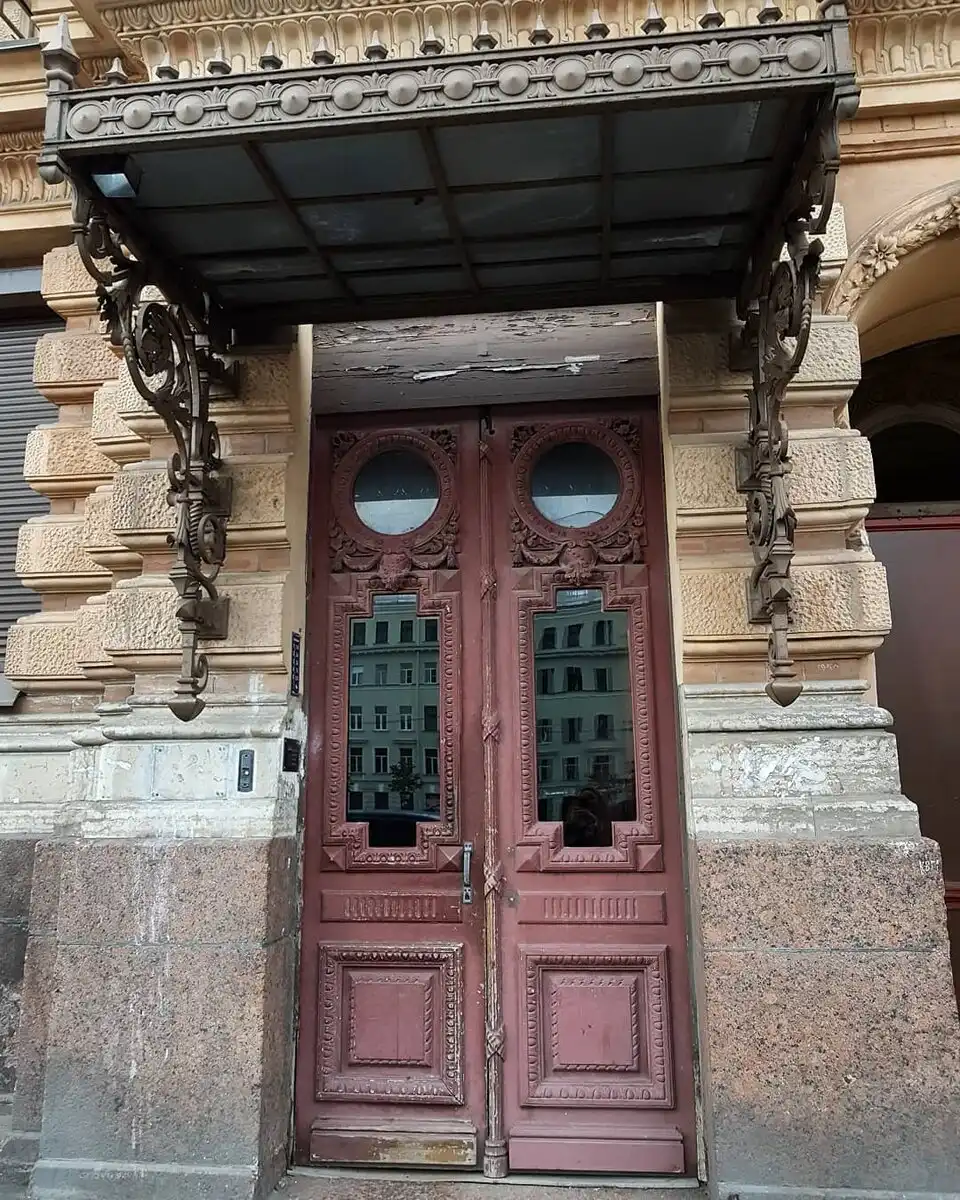 ablak, ellenséges építészet, építészet, építészeti emlékek, európa, felfedezés, kerékütköző, Rejtett városi kincsek, sárkaparó, találat, történelem, történelmi érdekességek