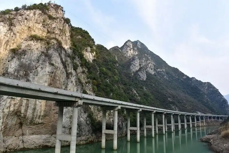 érdekesség, folyó, Gufuzhen, híd, Hubei tartomány, infrastruktúra, Kína, közlekedés, látványosság, mérnöki csoda, szokatlan építmények, turizmus, Xiangxi folyó