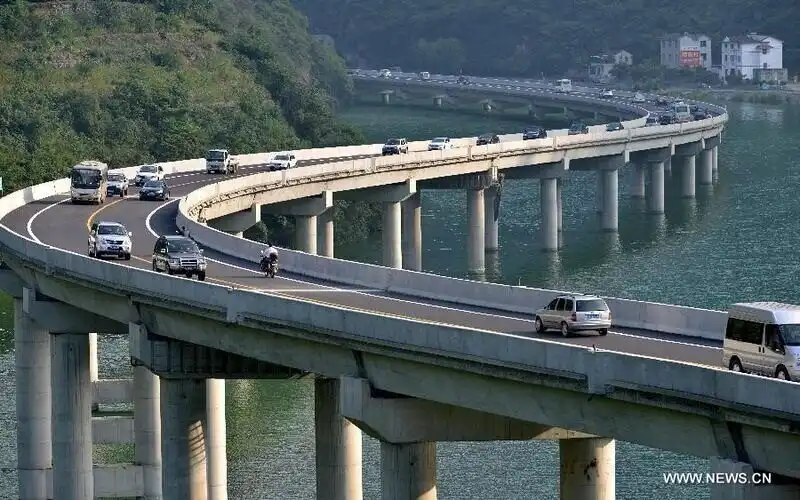 érdekesség, folyó, Gufuzhen, híd, Hubei tartomány, infrastruktúra, Kína, közlekedés, látványosság, mérnöki csoda, szokatlan építmények, turizmus, Xiangxi folyó