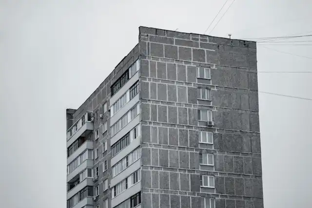 akusztika, építészet, födém, golyó gurulása, hangok, hőmérséklet-ingadozás, hőszigetelés, lakótelep, panelház, rezonancia, vasbeton, zaj, zajszigetelés