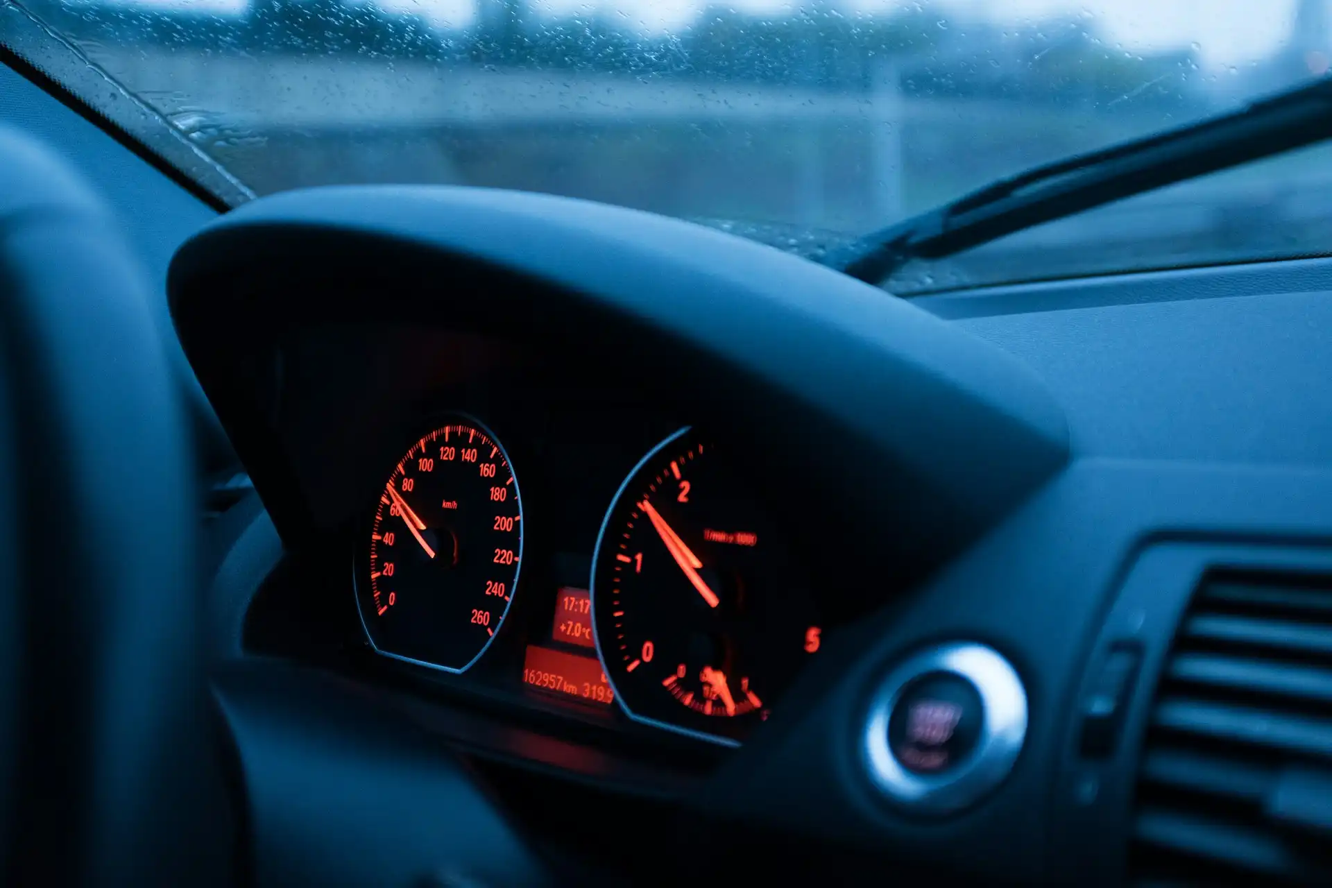 alacsony fordulatszám, benzinmotor, forgatónyomaték, koromlerakódás, magas fordulatszám, motor élettartam, motor fordulatszám, motorkímélés, optimális fordulatszám, vezetéstechnika