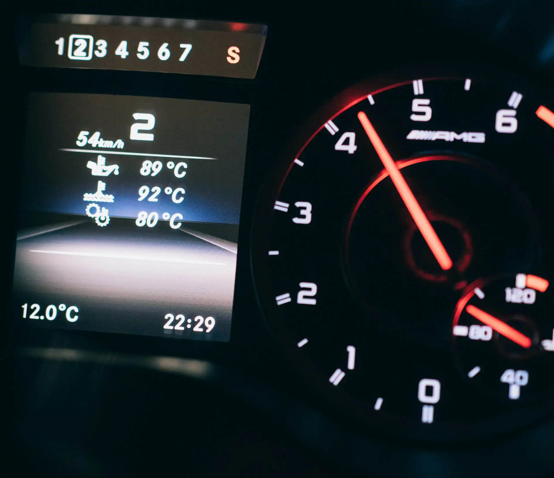 alacsony fordulatszám, benzinmotor, forgatónyomaték, koromlerakódás, magas fordulatszám, motor élettartam, motor fordulatszám, motorkímélés, optimális fordulatszám, vezetéstechnika