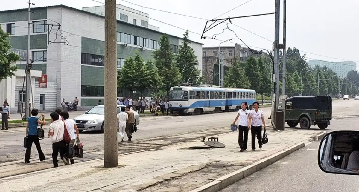 Autóipar, autók, elszigeteltség, Észak-Korea, Import, Korlátozások, közlekedés, Státusz, Szankciók, tömegközlekedés