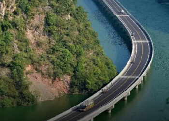 Miért épített Kína autópályát egy folyó kellős közepén?