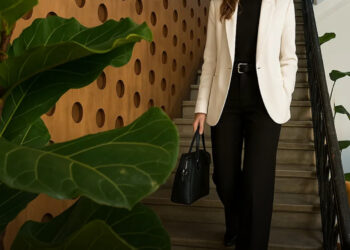 Egy egyszerű felmenés a lépcsőn is az etikett próbája lehet