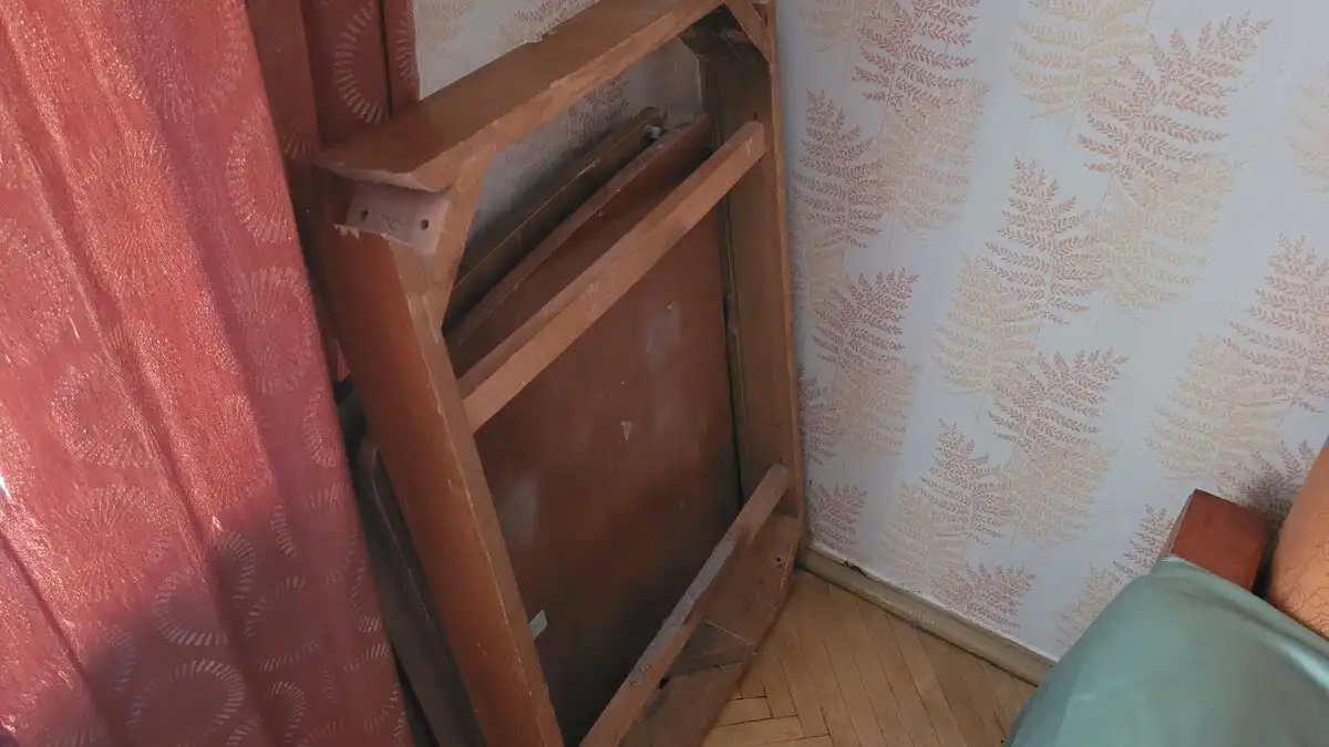 80-as évek, elhagyatott lakás, időutazás, lakásbelső, nosztalgia, régi bútorok, retró lakás, szovjetunió
