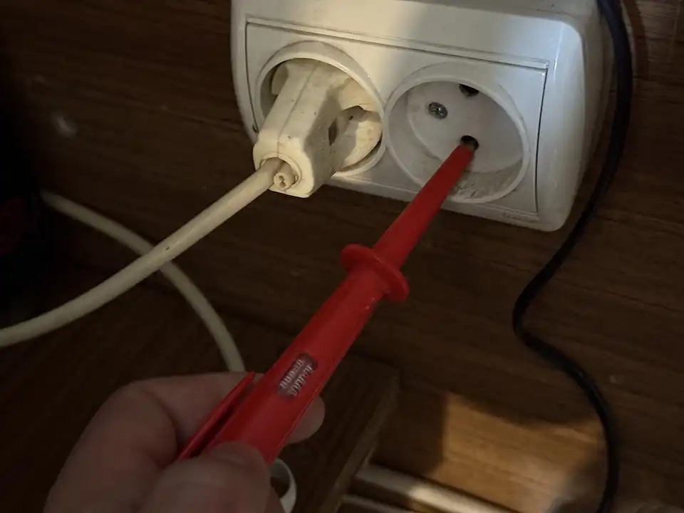 biztonság, elektromosság, Ezermester, Fázisceruza, feszültség, galéria, konnektor, Mérés, szerszám, Vezeték, villanyszerelés