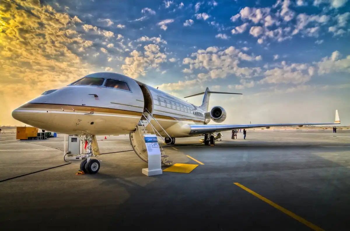 Airbus, biztonság, Boeing, Bombardier, Cessna, Embraer, Gulfstream, hatékonyság, időjárás, légiforgalom, magánrepülő, repülési idő, repülési magasság, repülőgép, sebesség, turbulencia, utasszállító, üzemanyag-fogyasztás