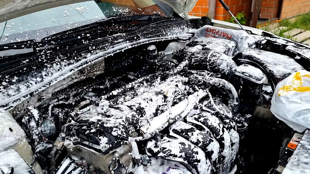 autóápolás, biztonság, DIY, karbantartás, motor, Motormosás, Prevenció, tippek, tisztítás, Útmutató
