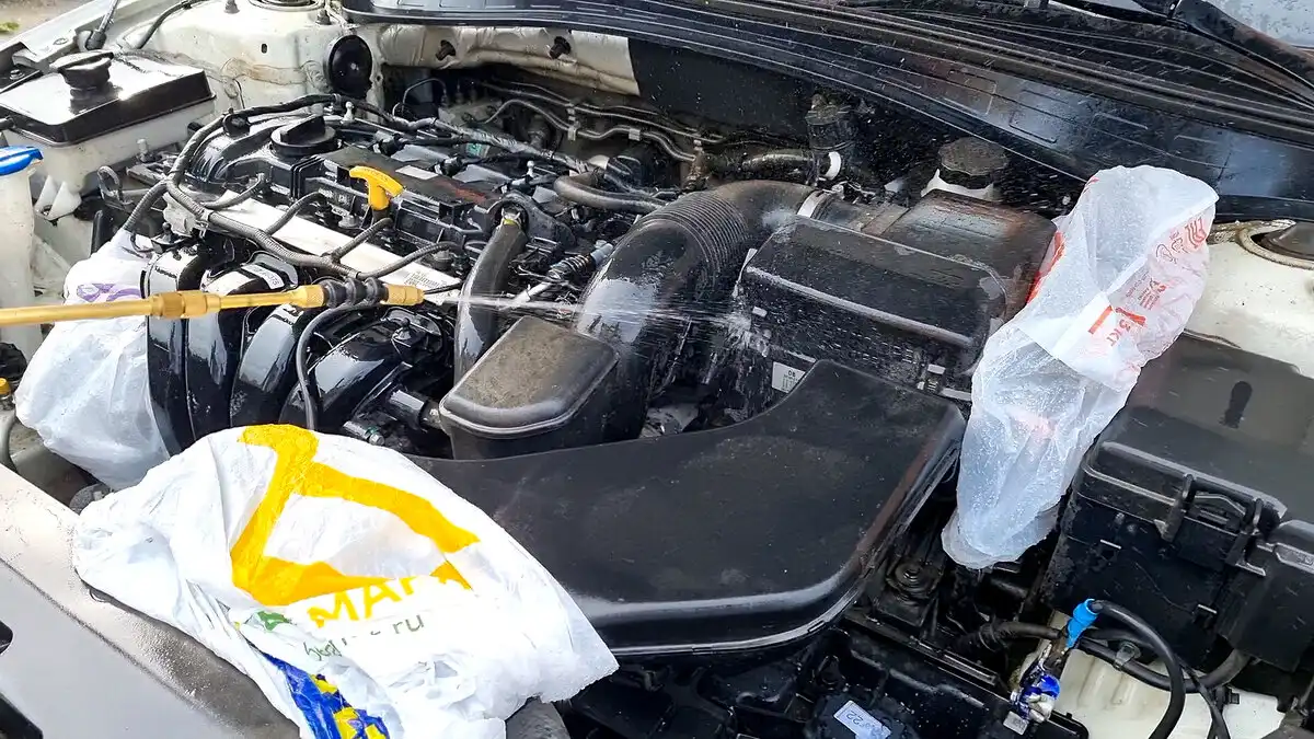 autóápolás, biztonság, DIY, karbantartás, motor, Motormosás, Prevenció, tippek, tisztítás, Útmutató