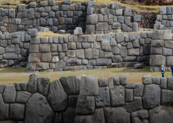 A kő, ami nem tört, hanem folyt – megalitikus építkezések nyomában