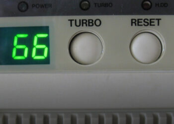 A 90-es évek számítógépeinek rejtélye: Miért létezett a Turbo gomb?