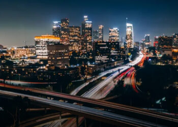 Miért választja az amerikaiak többsége a keleti partot? A 98. hosszúsági fok szerepe