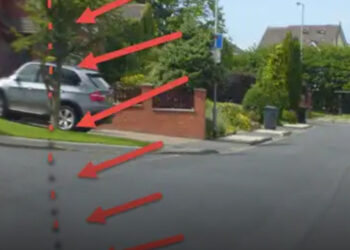 Miért van egy függőleges csík az autó visszapillantó tükrén?