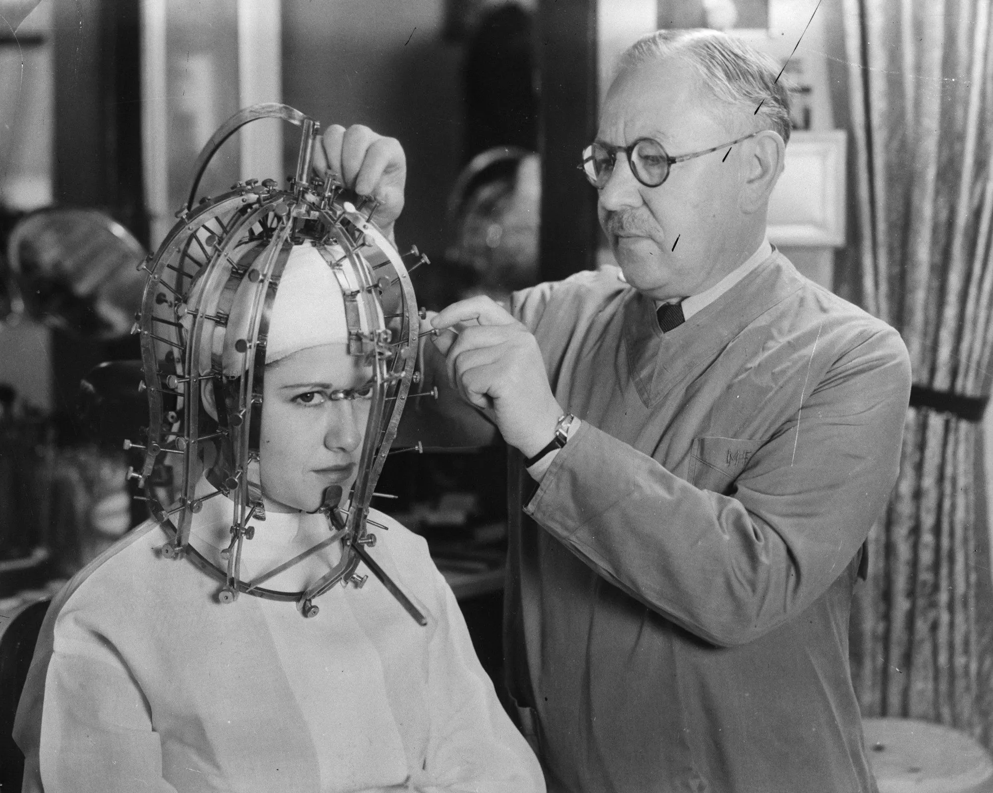alapozó, Hollywood, kozmetika, Márkatörténet, Max Factor, Pan-Cake púder, smink innováció, sminktörténet, szépségipar, színharmónia