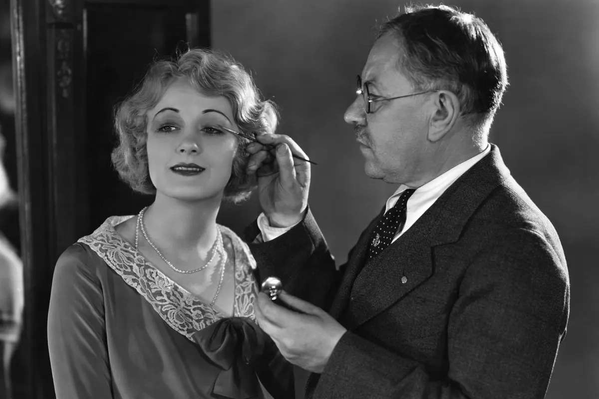 alapozó, Hollywood, kozmetika, Márkatörténet, Max Factor, Pan-Cake púder, smink innováció, sminktörténet, szépségipar, színharmónia