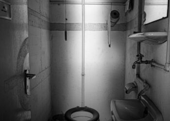 Miért helyezték régen magasra a vécétartályokat?