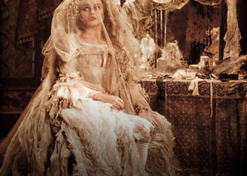 Esküvői ruhában 35 éven át: Egy őrült menyasszony története