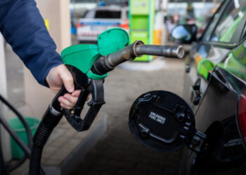 Miért hagyják sokan járva a motort a kútnál, pedig kötelező lenne leállítani?