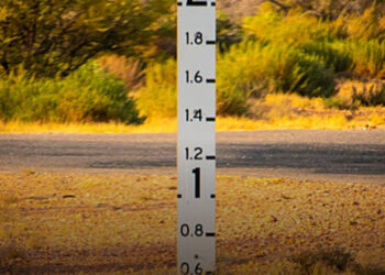 Ausztráliában miért helyeznek el kétméteres vonalzókat az utak mentén?