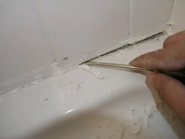 DIY, felújítás, fuga, fürdőszoba, karbantartás, lakásfelújítás, penész, szilikon, tömítés, vízszigetelés