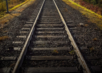 Miért van a vasúti sínek alatt az a rengeteg zúzott kő?