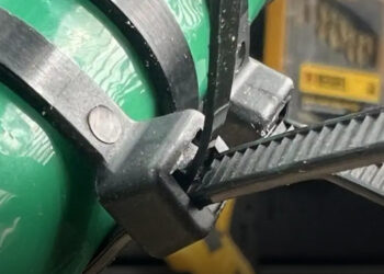 Új trükk, amivel pillanatok alatt kioldhatod a gyorskötözőt – még a szakik sem tudnak róla!