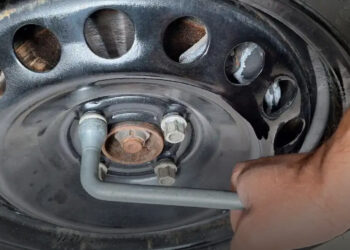 A gyári kerékkulcs titka, amit az autógyártók sosem magyaráznak el