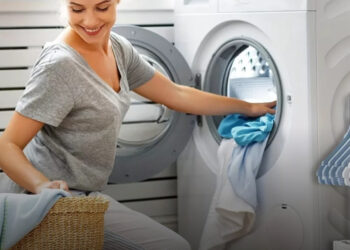 A gyártók figyelmeztetése: miért nem ajánlott nyitva hagyni a mosógép ajtaját?