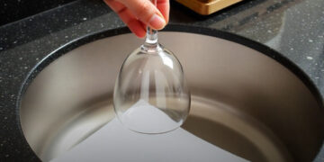 Otthonról elutazva mindig hagyok egy poharat és papírlapot a mosogatóban a nyugalmamért