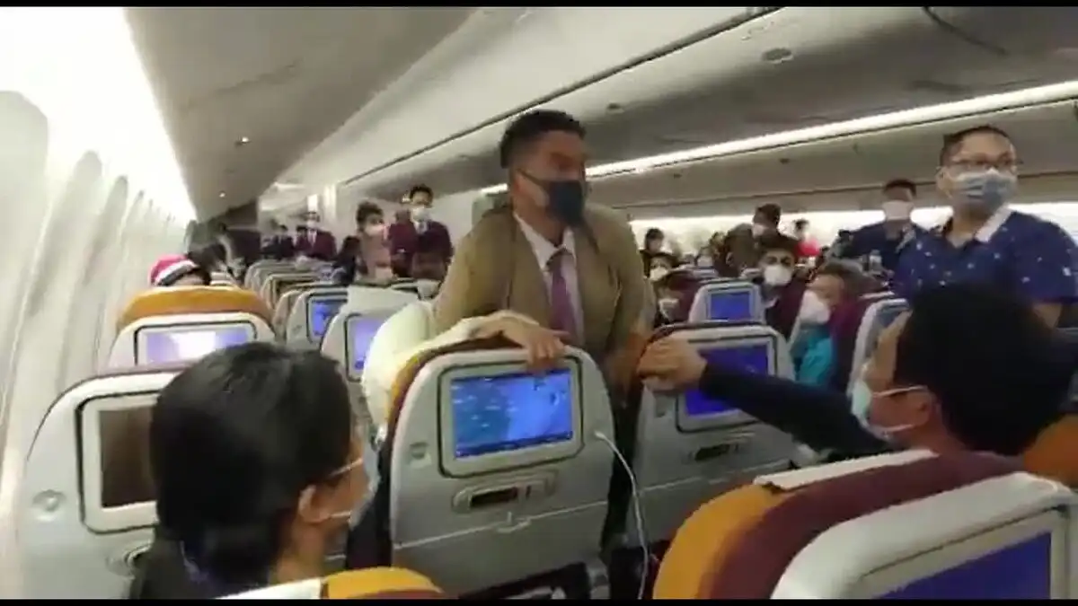 hivatás, konfliktus, munka, nehézségek, repülés, stewardess, turizmus, utasok, utazás, viselkedés