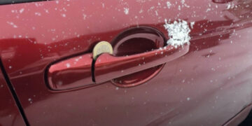 Érme az autó kilincse alatt: Miért teszik oda az emberek, és mit tegyünk, ha ilyet találunk?