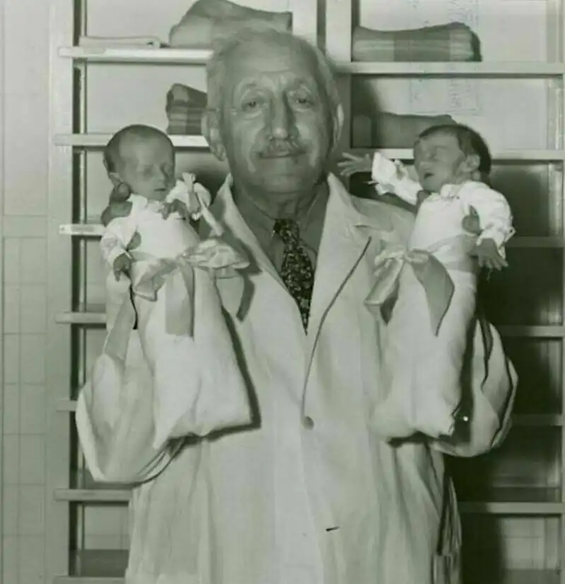 Anne Frank, ékszer, fényképezőgép, Freddie Mercury, II. Miklós cár, ikertornyok, ritka fotók, történelem, veterán autó